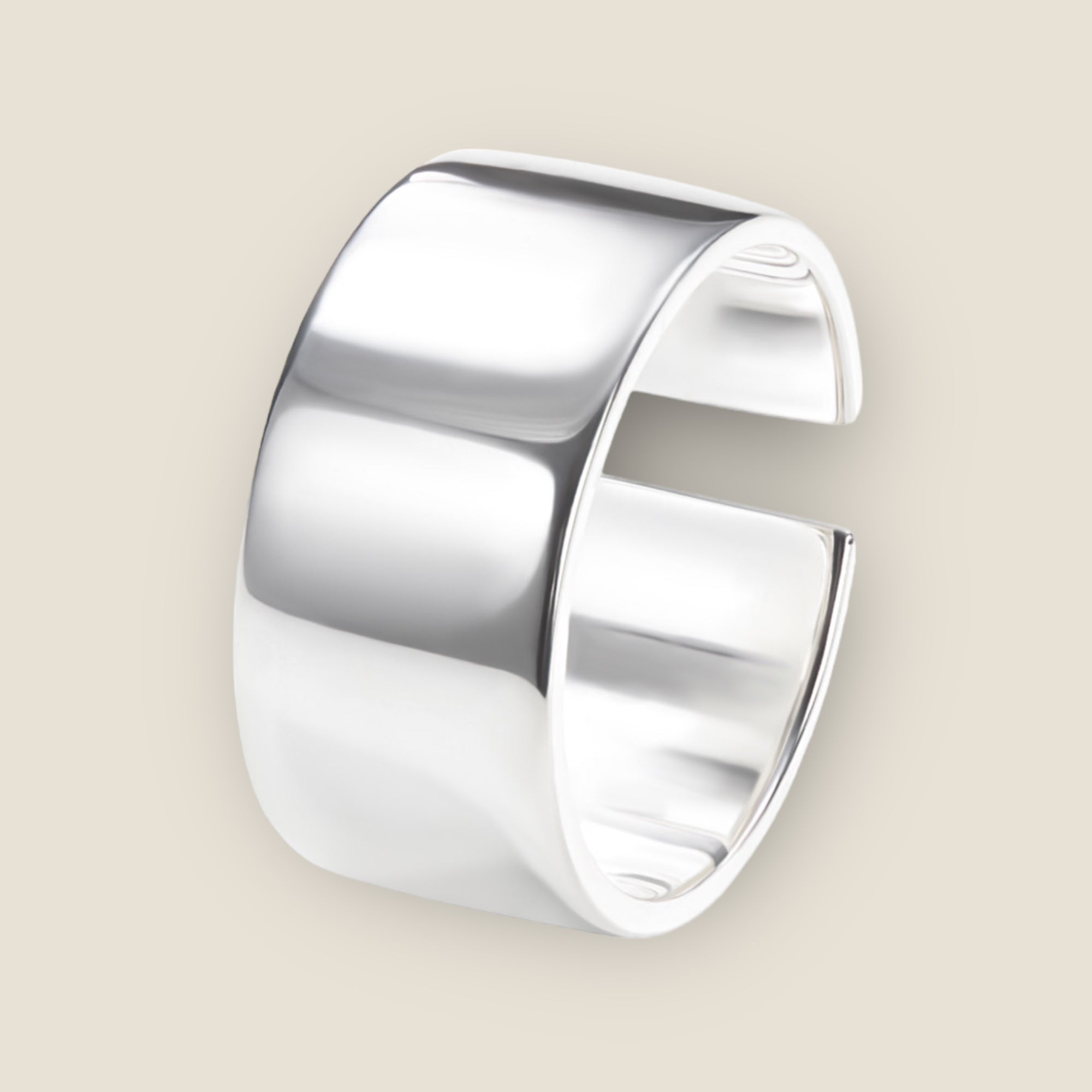 Ein verstellbarer Basic Ring aus hochwertigem 925 Sterling Silber mit geschwungenem klassischem Design, entworfen in Zusammenarbeit mit der renommierten Schmuckwerkstatt 'Vielring'. Dieser Ring bietet zeitlose Eleganz und Anpassbarkeit, perfekt für jeden Anlass. Maße: ~ 18,5 mm (Verstellbar - Ringgröße 51-69).